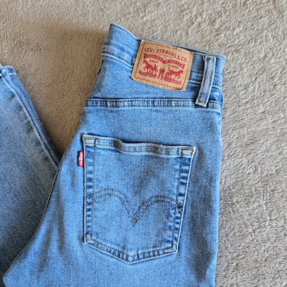 Levi's High Waisted Crop Flare Nip At The Bud Light Wash size 26 - Picture 3 of 13